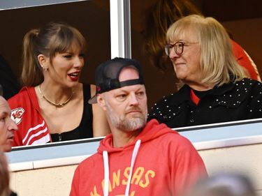 Taylor Swift et Donna Kelce, mère de Travis Kelce, au match de NFL opposant les Chiefs de Kansas City aux Broncos de Denver, le 12 octobre 2023.