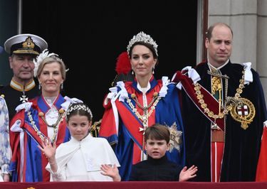 Timothy Laurence au troisième plan derrière Charlotte, Louis, Sophie de Wessex, Kate et William lors du couronnement du roi Charles III.