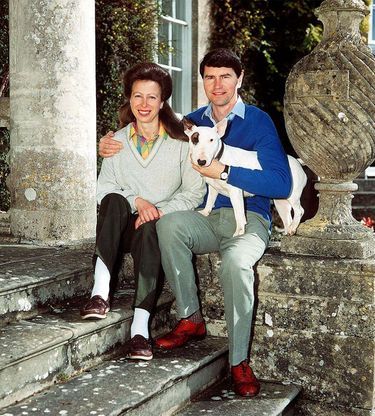 En 1993, un an après son mariage, le couple dévoile une photo de sa paisible vie auprès de sa petite chienne Eglantyne.