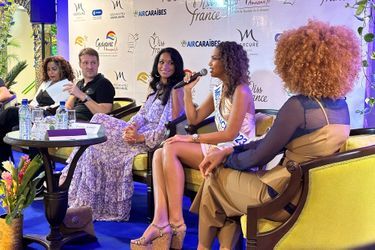 Nathalie Nou-Chaïa Vernet (présidente du comité Miss Guyane), Frédéric Gilbert (directeur général de la société Miss France), Cindy Fabre (directrice du concours national Miss France), Indira Ampiot (Miss France 2023) et Alicia Aylies (Miss Guyane 2017) lors de la conférence de presse pour l'arrivée des candidates à l'élection de Miss France 2024 en Guyane, le 20 novembre 2023 à Cayenne.