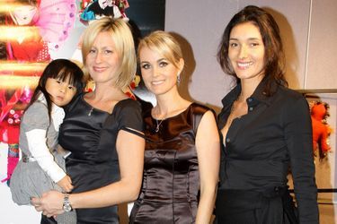 Jade dans les bras de Luana Belmondo, Laeticia Hallyday et Zofia Reno (l'épouse de Jean Reno) à Paris en 2008.