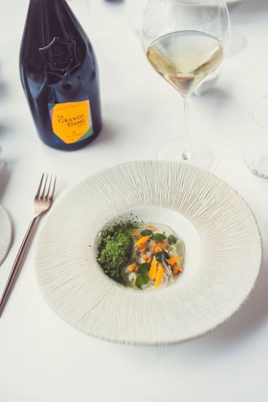 Le champagne passe à table