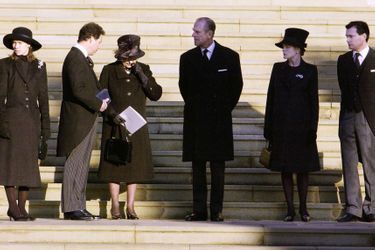 La reine Elizabeth II et le prince Philip avec les enfants de la princesse Margaret lors de ses funérailles à la chapelle St George à Windsor, le 12 février 2002