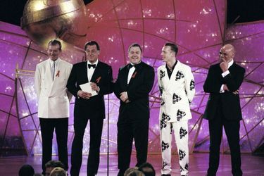 Le présentateur Steve Huisonet les acteurs du film 