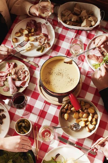 La recette de la fondue Suisse : conviviale et réconfortante