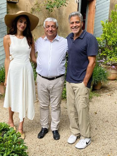 Amal en George Clooney worden vergezeld door Didier Bremond, de burgemeester van Brignoles, het dorp waar het echtpaar koos om te wonen.