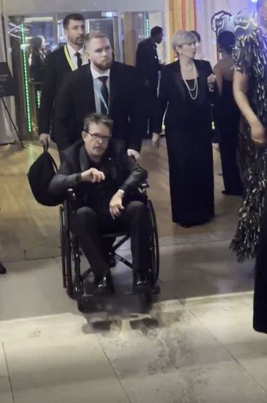 Michael J. Fox arrive en fauteuil roulant à l'after-party des BAFTA à Londres, le 18 février 2024.