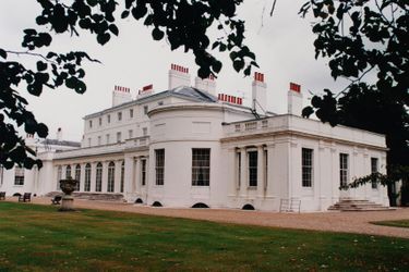 Entre 1795 et 1804, l'architecte James Wyatt agrandit Frogmore House (photographiée ici le 25 avril 2001) pour la reine Charlotte, ajoutant notamment des pavillons flanquants au nord et au sud