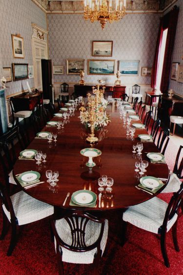 La salle à manger de la duchesse d'York (ancienne bibliothèque de la reine Charlotte) à Frogmore House a accueilli certains objets du Britannia, dont des tableaux et de la vaisselle. Ici le 25 avril 2001