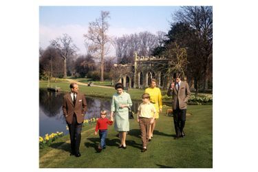 La reine Elizabeth II, le prince Philip et leurs quatre enfants, lors d'un shooting dans les jardins de Frogmore House, le 21 avril 1968