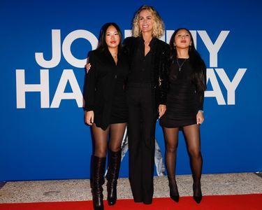 Jade, Laeticia et Joy Hallyday à l'inauguration de l'exposition Johnny Hallyday, le 21 décembre 2023 à la Porte de Versailles.