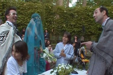 Kad Merad dans le rôle de l'officiant de mariage pour ses amis Florent Pagny et Azucena, lors d'une cérémonie organisée en mai 2006.