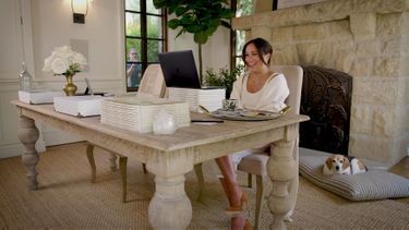 Meghan Markle (et son mari le prince Harry) chez eux, dans leur villa de Montecito, dans une vidéo dévoilée à l'été 2021 pour les 40 ans de la duchesse de Sussex.