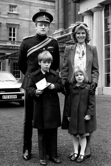 Andrew Parker Bowles avec Camilla et leurs enfants Tom et Laura à Buckingham Palace, le 21 février 1984