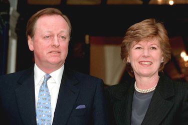 Andrew Parker Bowles et sa seconde épouse, Rosemary, le 7 février 1996, jour de leur mariage