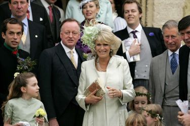 Andrew Parker Bowles et Camilla lors du mariage de leur fille Laura le 6 mai 2006, en compagnie du prince Charles