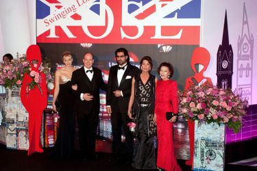 Le prince Albert II et la princesse Charlène de Monaco, la princesse Caroline de Hanovre, la baronne Elizabeth-Ann de Massy et le prince Salman Bin Abdulaziz Bin Salman Al Saud au Bal de la Rose 