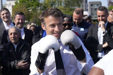 En pleine campagne pour sa réélection, Emmanuel Macron avait déjà enfilé les gants de boxe à Saint-Denis en 2022.
