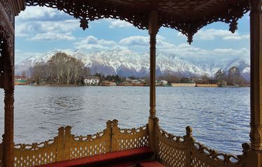 Sur le lac Dhal, des houseboats offrent un hébergement original et une vue imprenable sur la chaîne du Pir Panjal, aux portes de l’Himalaya.