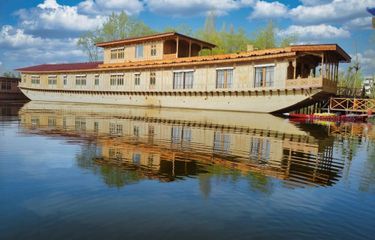 Sur le lac Dhal, des houseboats offrent un hébergement original et une vue imprenable sur la chaîne du Pir Panjal, aux portes de l’Himalaya.