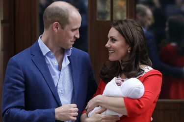 Le prince William et Kate Middleton, prince et princesse de Galles, quittent St Mary's Hospital avec le petit prince Louis, le 23 avril 2018.