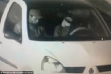 Filmés par une caméra de sécurité, les assaillants repartent dans leur berline, une Renault blanche.