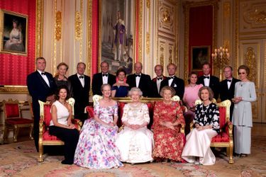 La photo des souverains et de leurs conjoints au château de Windsor pour le dîner du Jubilé d'or d'Elizabeth II, le 17 juin 2002