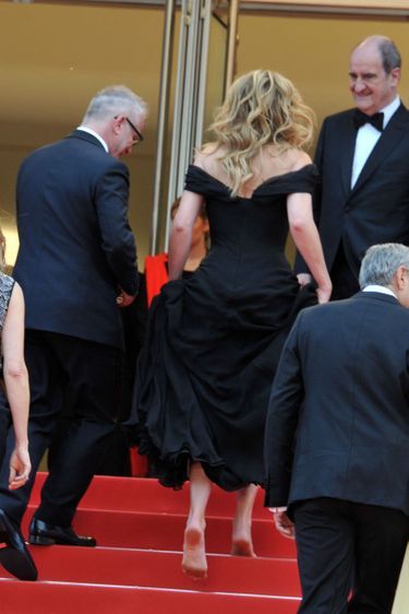 Julia Roberts à Cannes en 2016, marche pieds nus sur le tapis rouge.