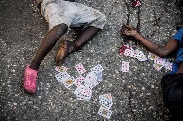 Â© Corentin Fohlen/ Divergence. Petionville, Haiti. 18 mars 2024. Dans la ville de Petionville, sur les hauteurs de la capitale, 14 personnes ont ete abattues durant la nuit. Certains soupconnent les gangs, d'autres la police.