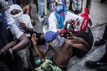 Â© Corentin Fohlen/ Divergence. Port-au-Prince, Haiti. 19 mars 2024. Dans le quartier de Bel Air, dans la capitale haitienne, manifestation du mouvement reuni des gangs, Viv Ansam.