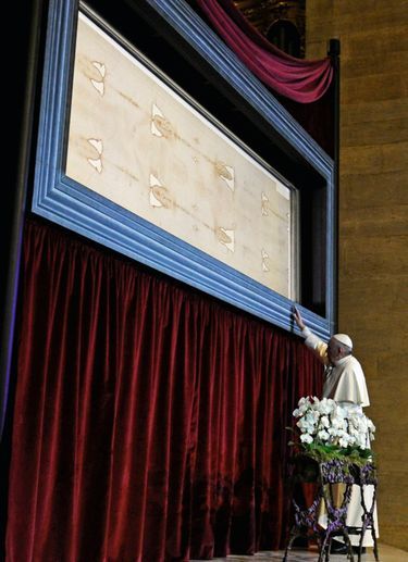 Pope Francis touches the Shroud of Turin during a two-day pastoral visit in Turin, Italy, June 21, 2015. REUTERS/Giorgio Perottino - GF10000134788