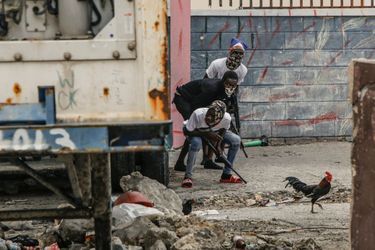 Â© Corentin Fohlen/ Divergence. Port-au-Prince, Haiti. 19 mars 2024. Dans le quartier de Bel Air, dans la capitale haitienne, manifestation du mouvement reuni des gangs, Viv Ansam. # Suite a des tirs de la police, des hommes en armes se defendent.