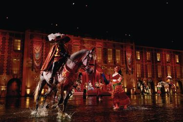 Final du « Mousquetaire de Richelieu ». Réalisé en intérieur sur une scène géante, ce décor représente la place des Vosges inondée en direct pour un effet miroir. Créé en 2006, le spectacle se renouvelle régulièrement. Le 21 mars.