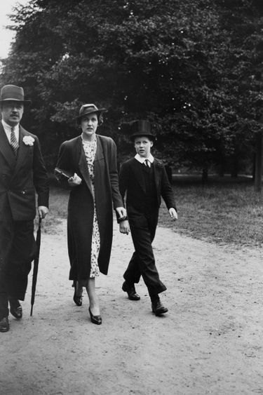 Le comte et la comtesse Spencer avec leur fils Edward John au collège d’Eton, le 4 juin 1937