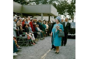 L’ancienne reine consort Elizabeth a inauguré la Cynthia Spencer House à Northampton, en mai 1976
