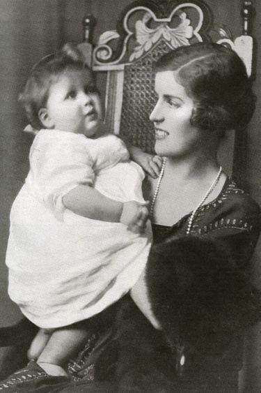 La comtesse Cynthia Spencer avec son fils Edward John (le père de Lady Di) en 1925
