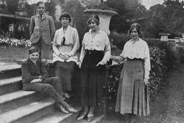 Cynthia Hamilton (au centre) avec sa mère la duchesse d’Abercorn, ses deux frères et l'une de ses sœurs. Photo publiée en 1919 pour l’annonce de ses fiançailles avec dans le magazine The Bystander  MARY EVANS/SIPA