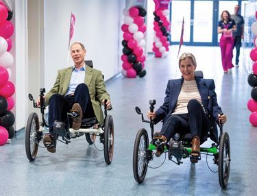 Le duc et la duchesse essaient des vélos adaptés au handicap, à Manchester.