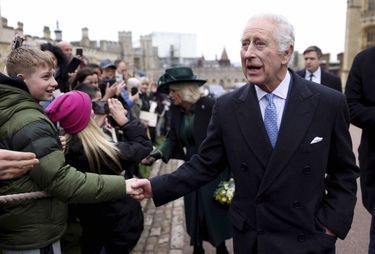 Pâques à Windsor. En pleine forme et accompagné de Camilla, c’est la première apparition du roi après l’annonce de son cancer