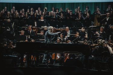 Joe Hisaishi dirige le Royal Philharmonic Orchestra de Londres, le 6 avril à Paris La Défense Arena.