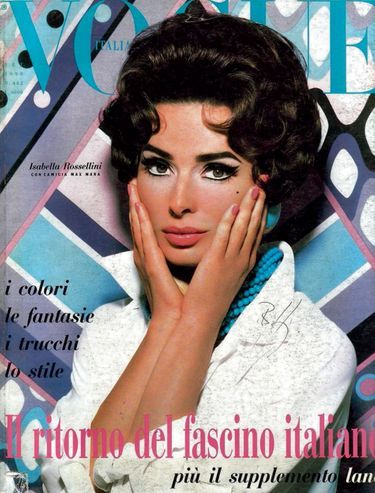Isabella Rossellini rend hommage à Sophia Loren pour la couverture du « Vogue Italia » en 1990. Derrière elle, le motif Vivara.