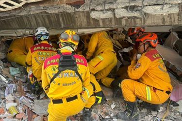 Les pompiers de Kaohsiung sur les lieux du séisme du 3 avril.