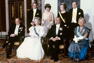 Le roi Juan Carlos et la reine Sofia d’Espagne avec la reine Juliana des Pays-Bas, le prince consort Bernhard, la princesse héritière Beatrix et la princesse Margriet et leurs époux le prince Claus et le prince Bernhard, en mars 1980