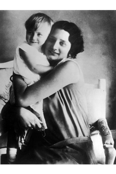 La princesse Joséphine-Charlotte de Belgique avec sa mère la princesse Astrid de Suède, dans les années 1930