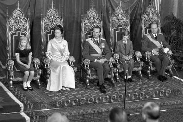La grande-duchesse Joséphine-Charlotte avec le grand-duc Jean de Luxembourg, lors de son intronisation le 12 novembre 1964, en présence de leurs deux aînés, la princesse Marie-Astrid et le prince Henri, et du prince Charles de Luxembourg, frère de Jean
