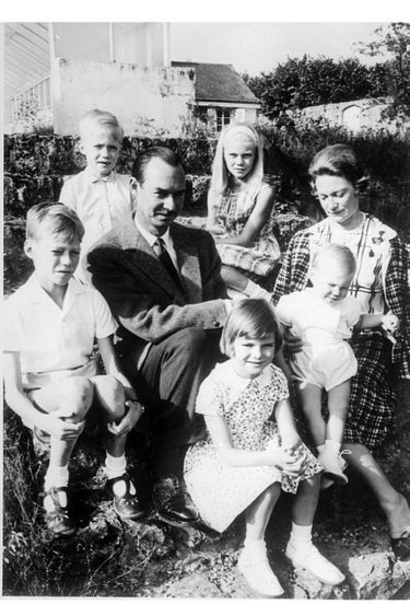 La princesse Joséphine-Charlotte de Belgique et le grand-duc héritier Jean de Luxembourg avec leurs cinq enfants
