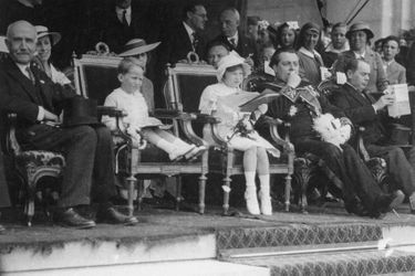 La princesse Joséphine-Charlotte de Belgique avec son père le roi Léopold III et son frère cadet le prince Baudouin, dans les années 1930