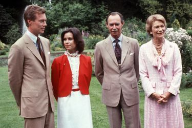 La grande-duchesse Joséphine-charlotte et le grand-duc Jean de Luxembourg avec leur fils aîné grand-duc héritier Henri et sa femme la grande-duchesse héritière Maria Teresa, le 1er juillet 1982