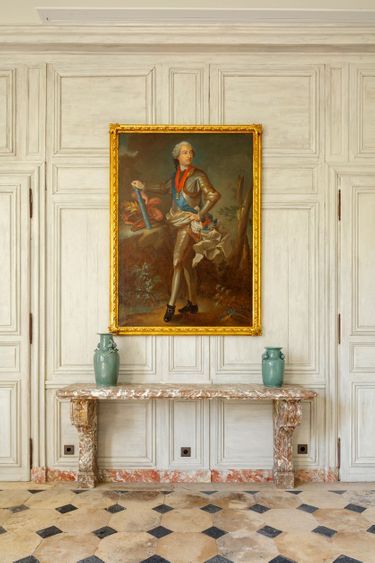 Louis XV trône dans son Pavillon de la Muette restauré. Ici en avril 2024