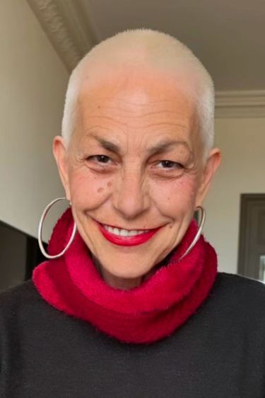 Lio a une nouvelle coupe de cheveux.